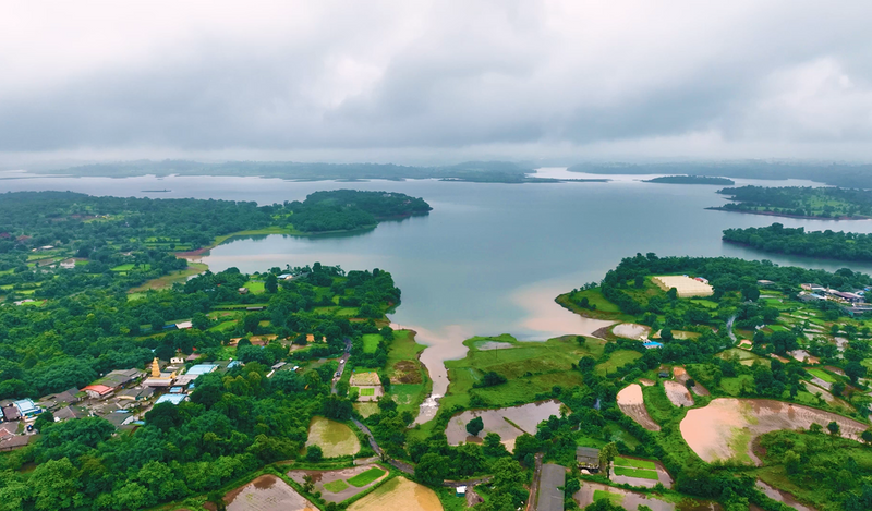 <h2>Creating homes where nature, craft and time <em>move</em> in quiet harmony.</h2>